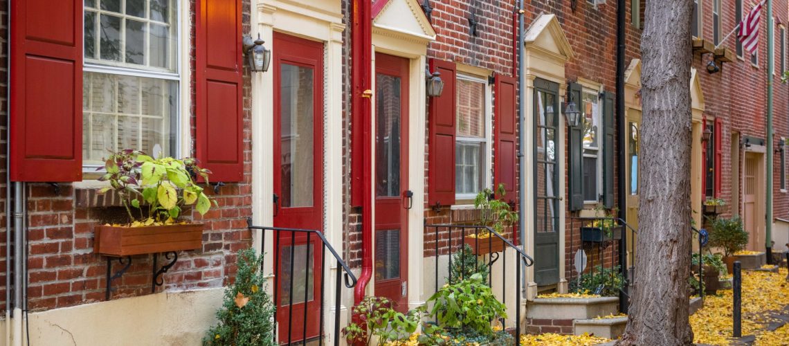 autumn-alleyway-in-philadelphia-pennsylvania-usa-8DM8FRD-min