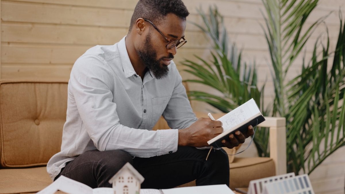 mortgage agent or lawyer a man makes a note